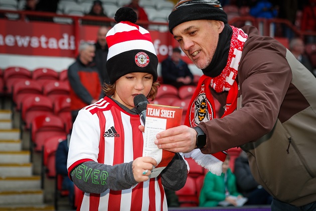 Reading out the team sheet