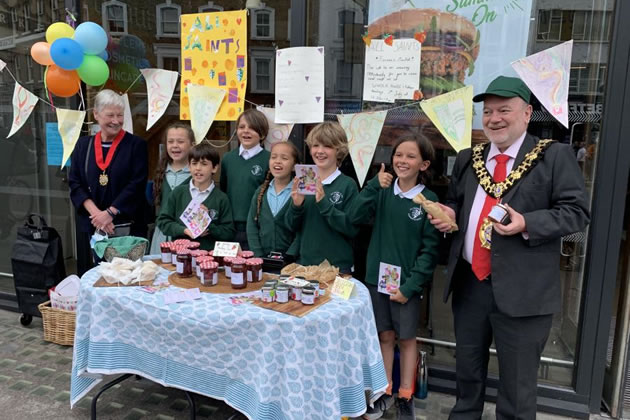 All Saints Primary pupils Brooke Coulson, 9, Paco Espinosa, 9, Felix Scorer, 9, Evie Ford, 8, Noah Jackson, 9, James Dunlop, 9, with H&F Mayor PJ Murphy (far right)