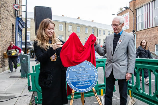 Cllr Emma Apthorp (left), Mayor of H&F and Brian Eaton (right) unveiling the blue plaque